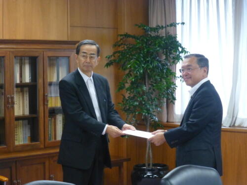 画像：宮沢経済産業大臣に提言書を手交する西川原子力発電対策特別委員会委員長（福井県知事）